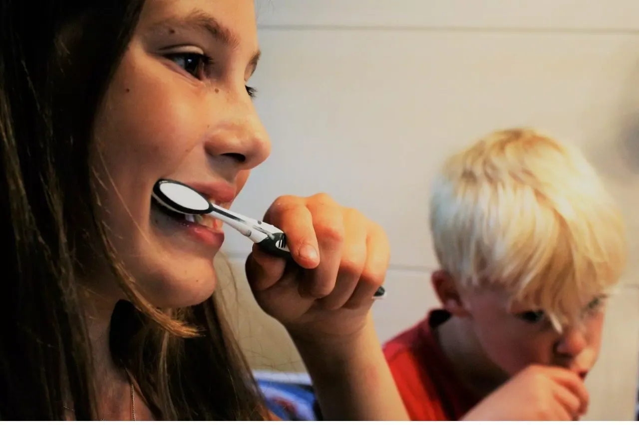 dzieci myją zęby zabawa