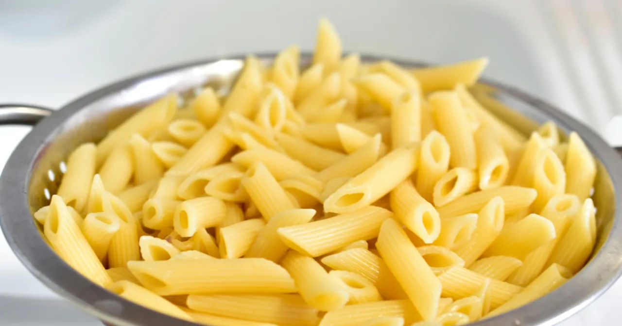Penne w durszlaku, gotowe do podania. Wybór między białym ryżem a makaronem? Dziś wygrywa makaron!