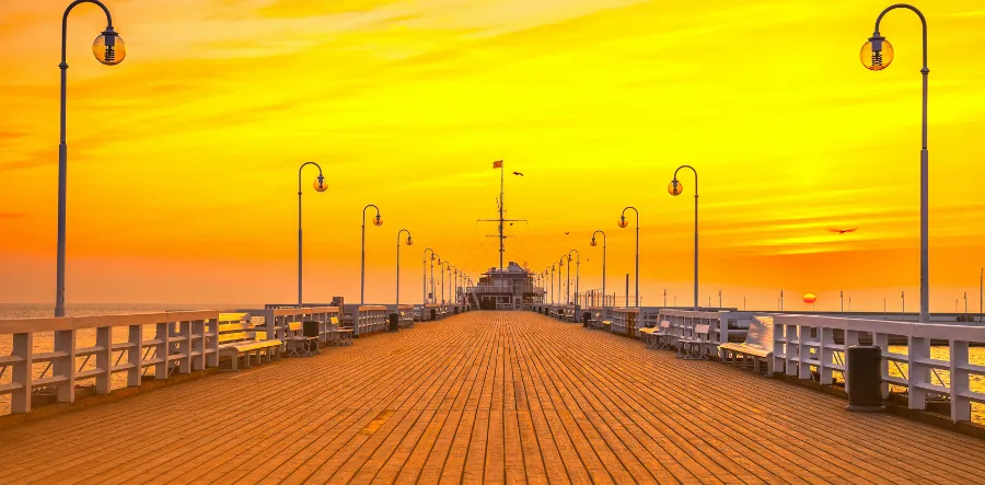 Molo nad Bałtykiem zach&oacute;d słońca