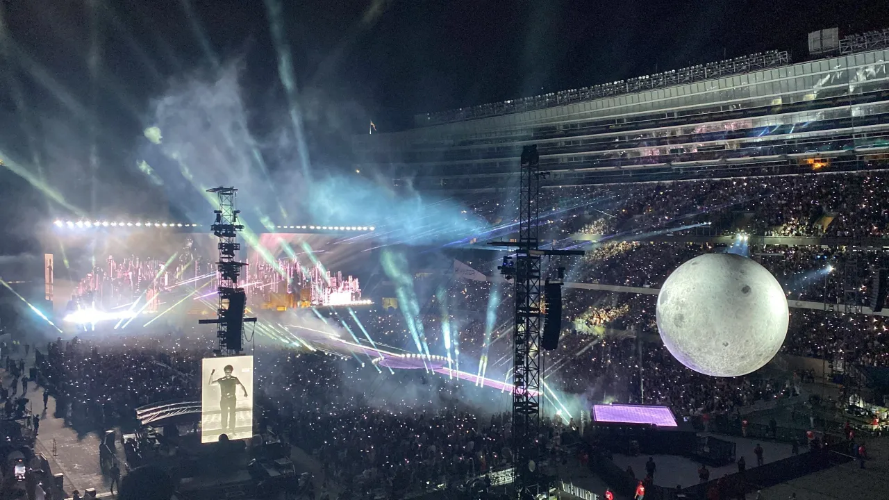 Koncert The Weeknd w pełni blasku, z tłumem rozświetlającym stadion. Ile trwa koncert The Weeknd? Długo, bo to niezapomniane widowisko!