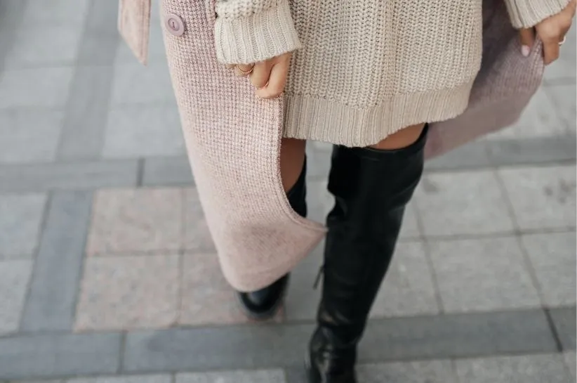 stylizacja sukienka swetrowa i zamszowe kozaki za kolano