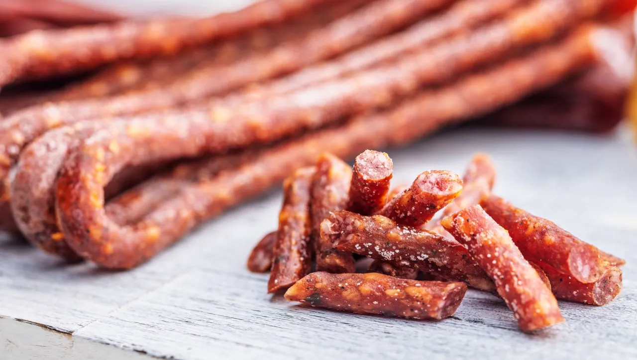 kabanosy obieranie sk&oacute;rki