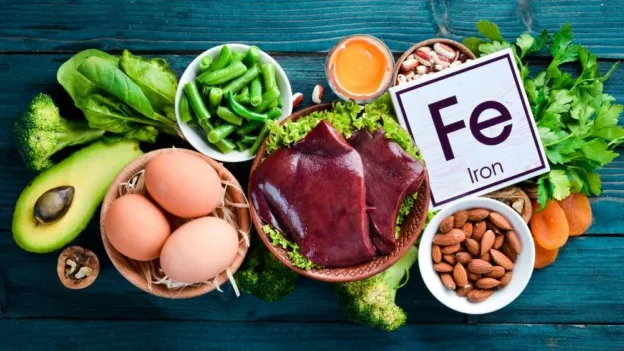 Talerz z produktami bogatymi w żelazo i witaminy