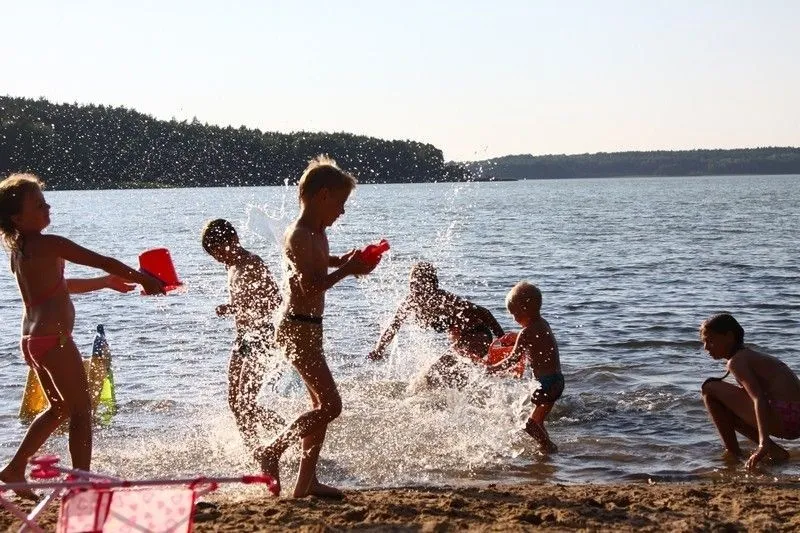 rodzina z dziećmi nad jeziorem zabawa