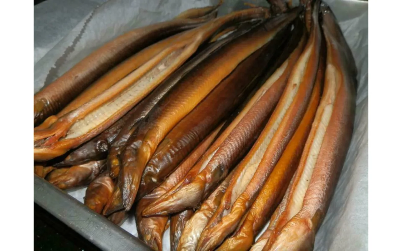 Wędzony węgorz na talerzu