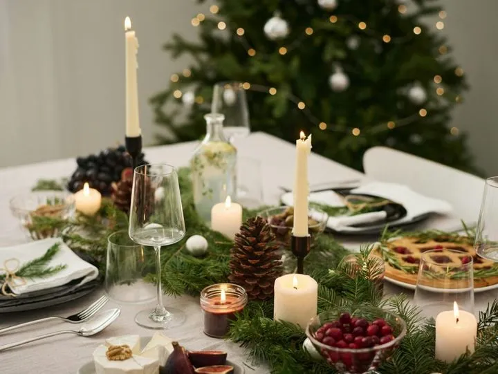 elegancka dekoracja stołu wigilijnego naturalne dodatki