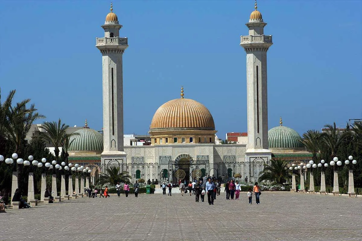 tradycyjna architektura i meczet w Tunezji