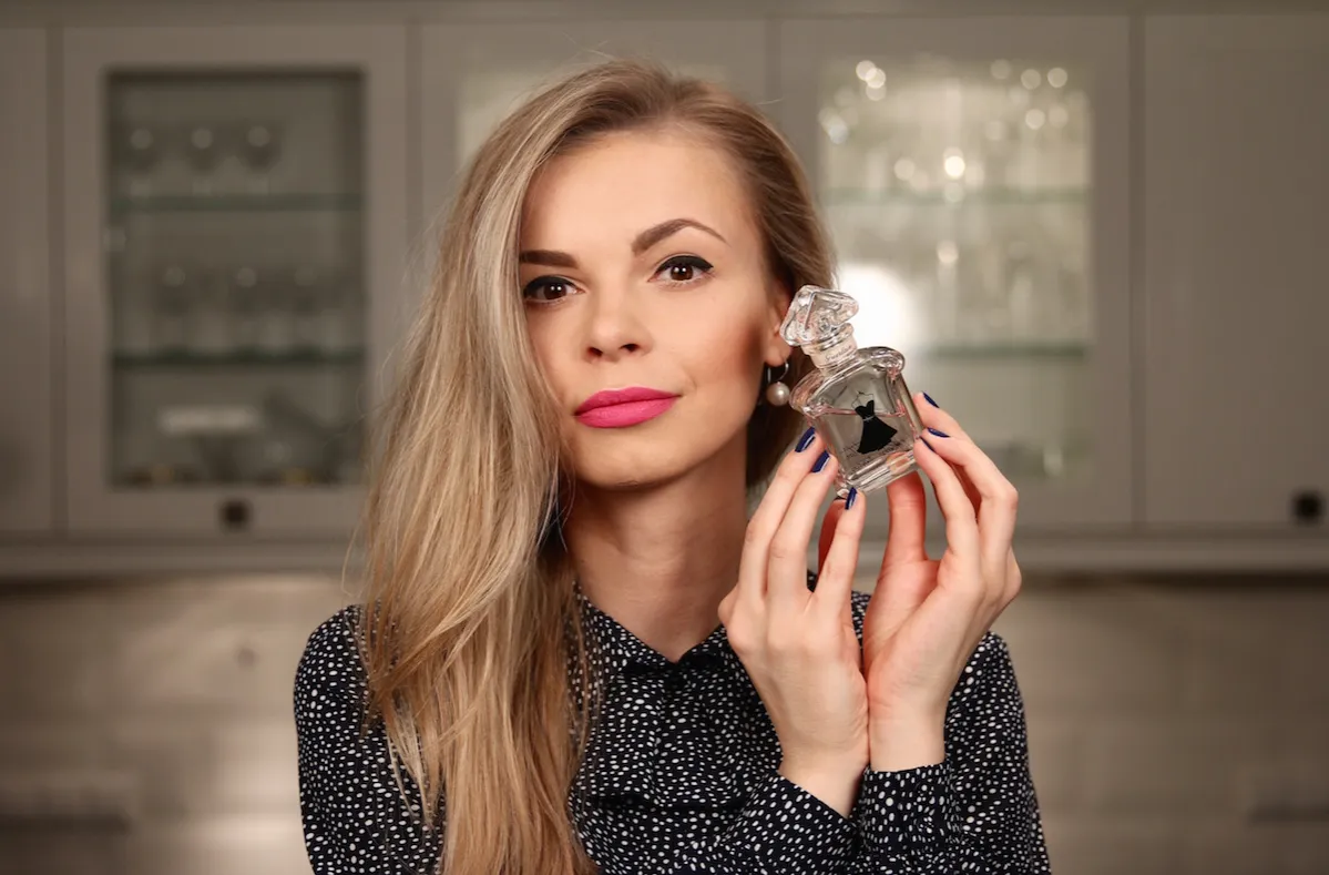 Ludzie w różnych sytuacjach używający perfum