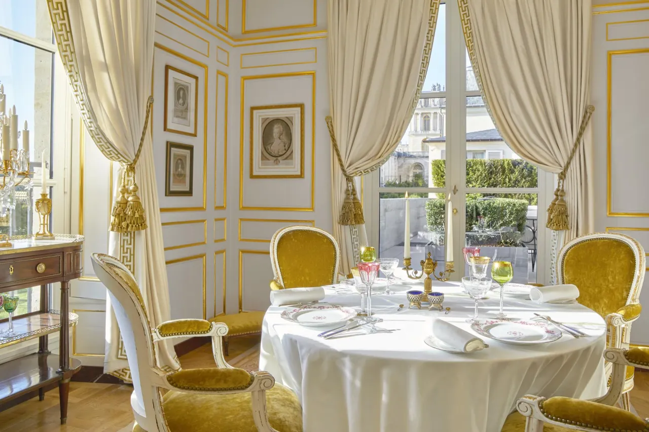 Int&eacute;rieur &eacute;l&eacute;gant restaurant gastronomique Versailles