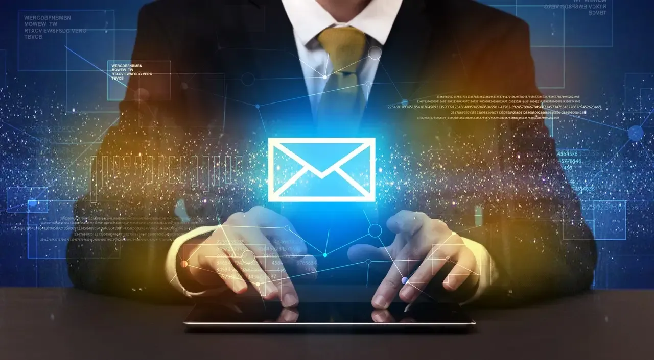 Etykieta cyfrowa w korespondencji, szacunek w mailu, znaczenie formy wiadomości