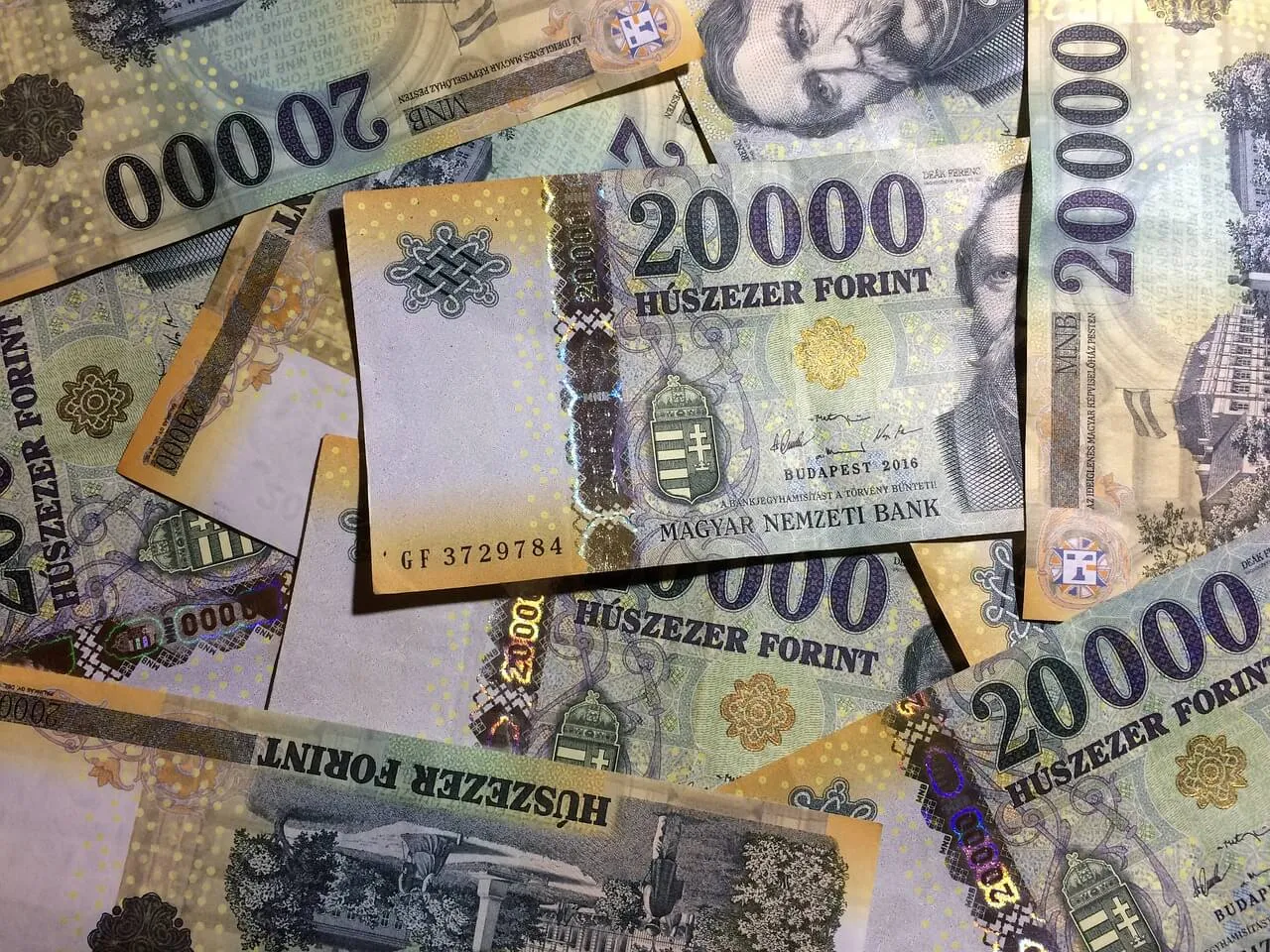Węgry używają forinta. Na zdjęciu banknoty 20 000 HUF z wizerunkiem Ferenca De&aacute;ka.