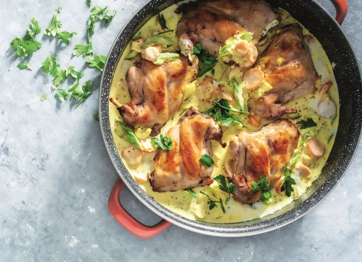 Gotowy sos z królika z kluskami śląskimi i surówką