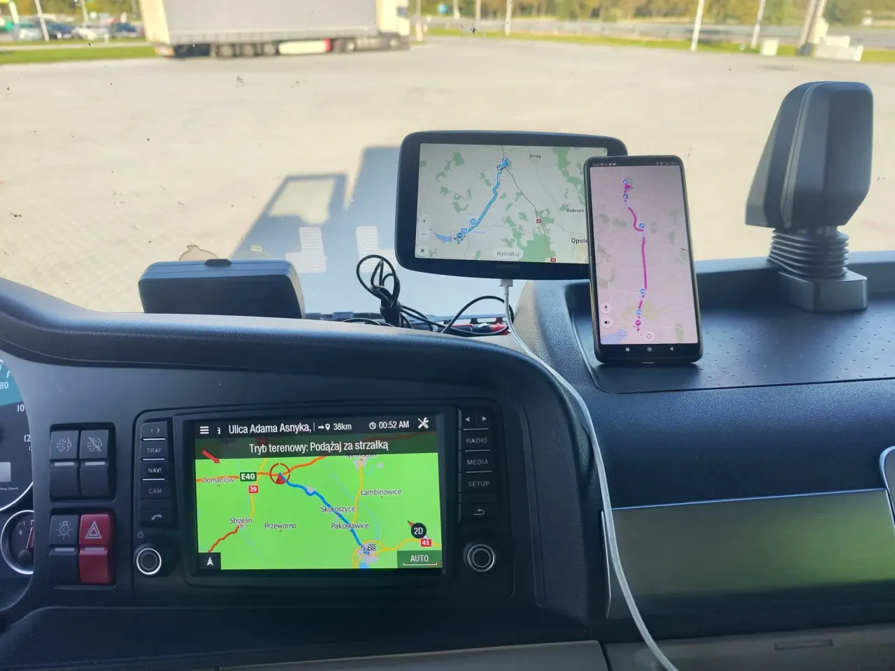 aplikacje nawigacyjne dla ciężar&oacute;wek lub nawigacja w kabinie ciężar&oacute;wki