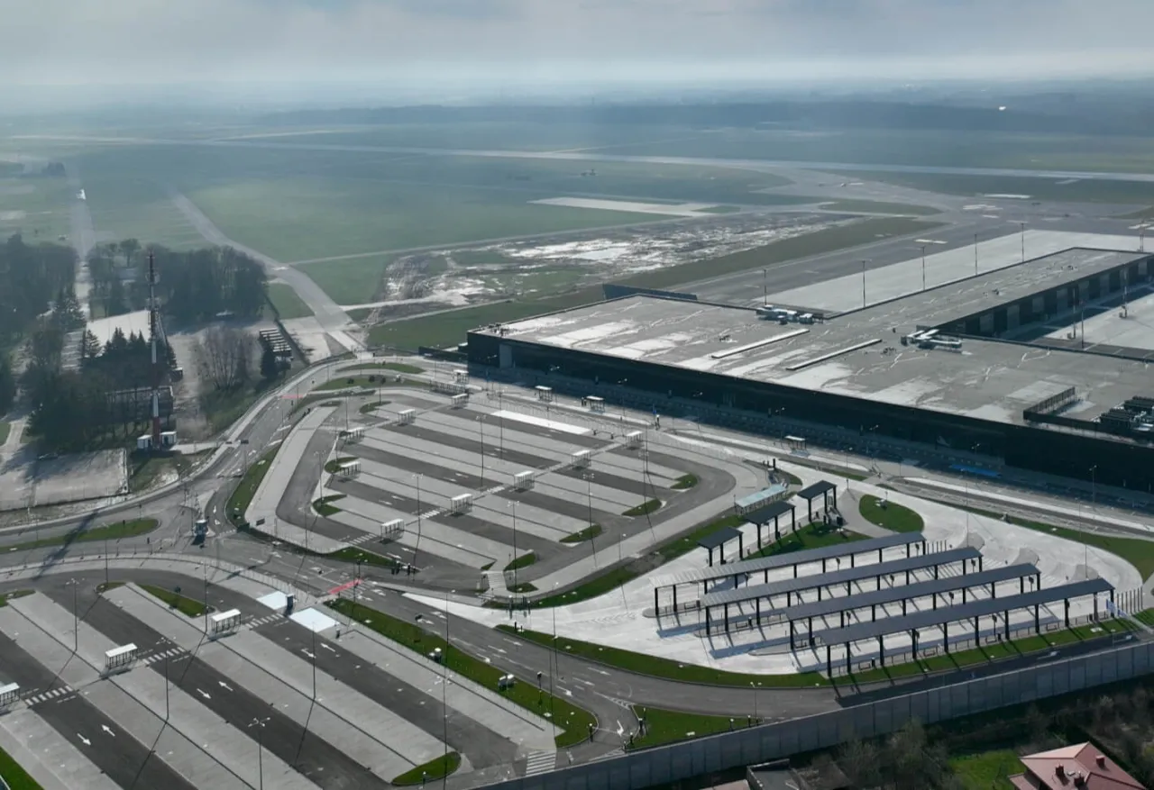 Lotnisko Warszawa-Radom tablica odlotów lub mapa połączeń