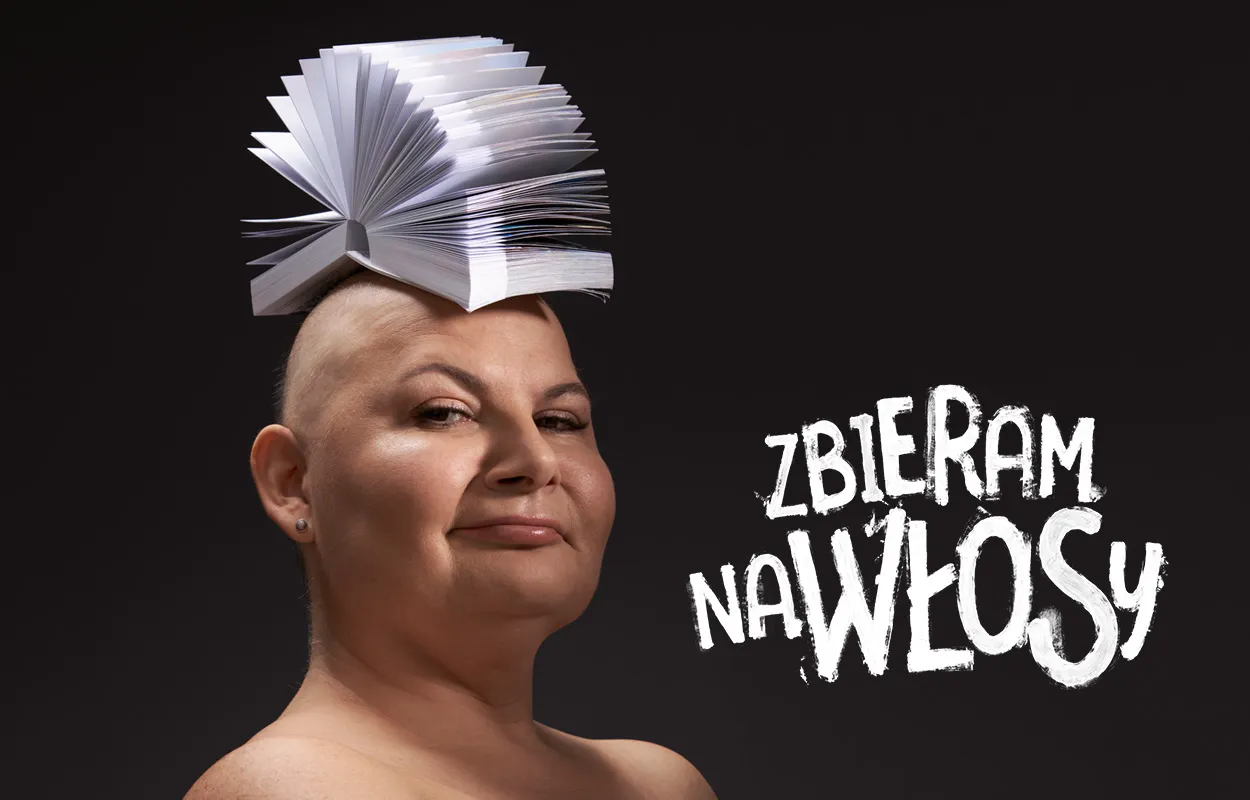 Kobieta z peruką, uśmiechnięta