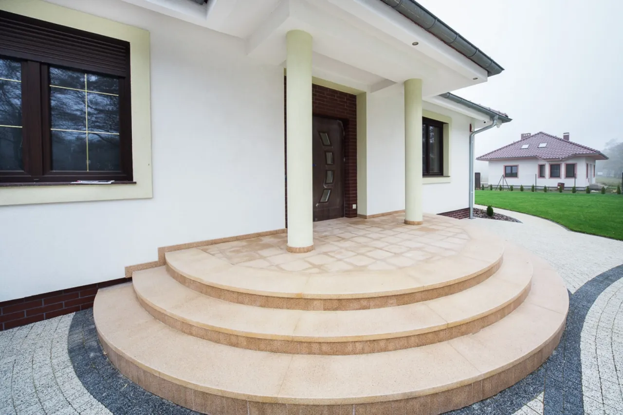 Schody zewnętrzne klasyczne materiały