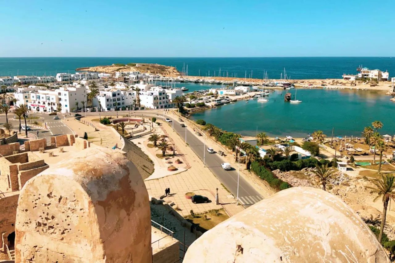 Widok na port i białe budynki w Tunezji. To jedno z najpiękniejszych miejsc, jakie można zobaczyć.