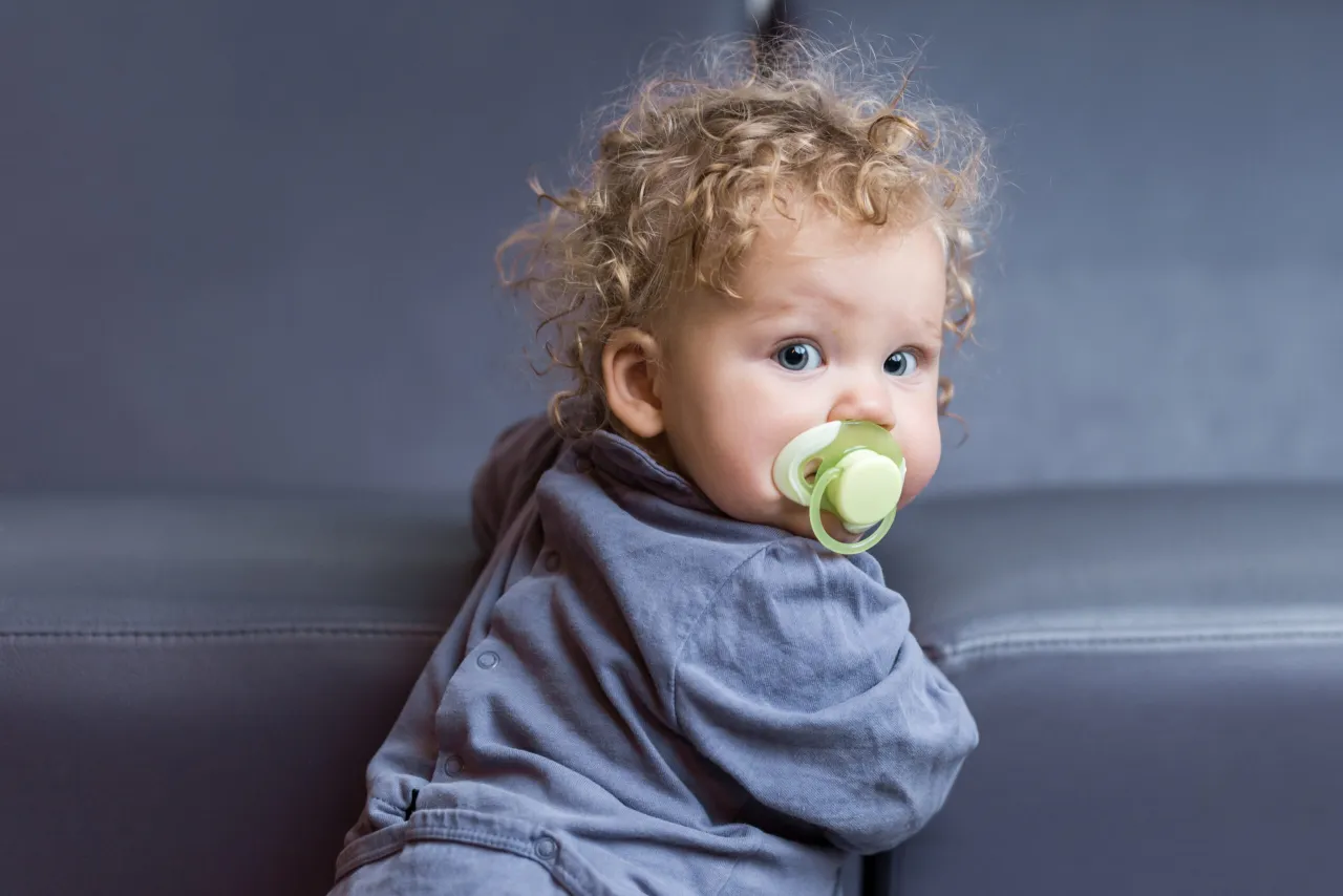 dziecko ze smoczkiem w buzi