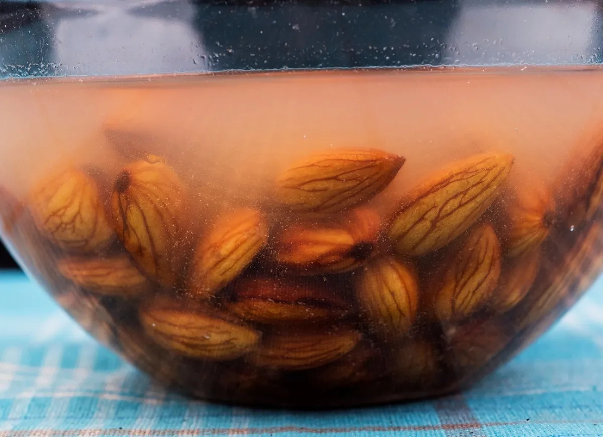 migdały moczone w wodzie