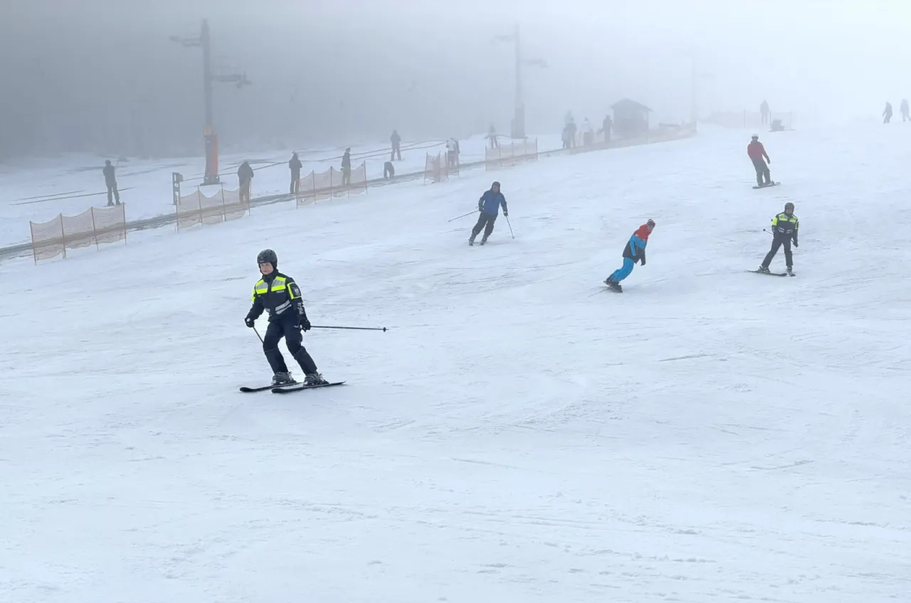 Stok narciarski w pobliżu Warszawy zimą
