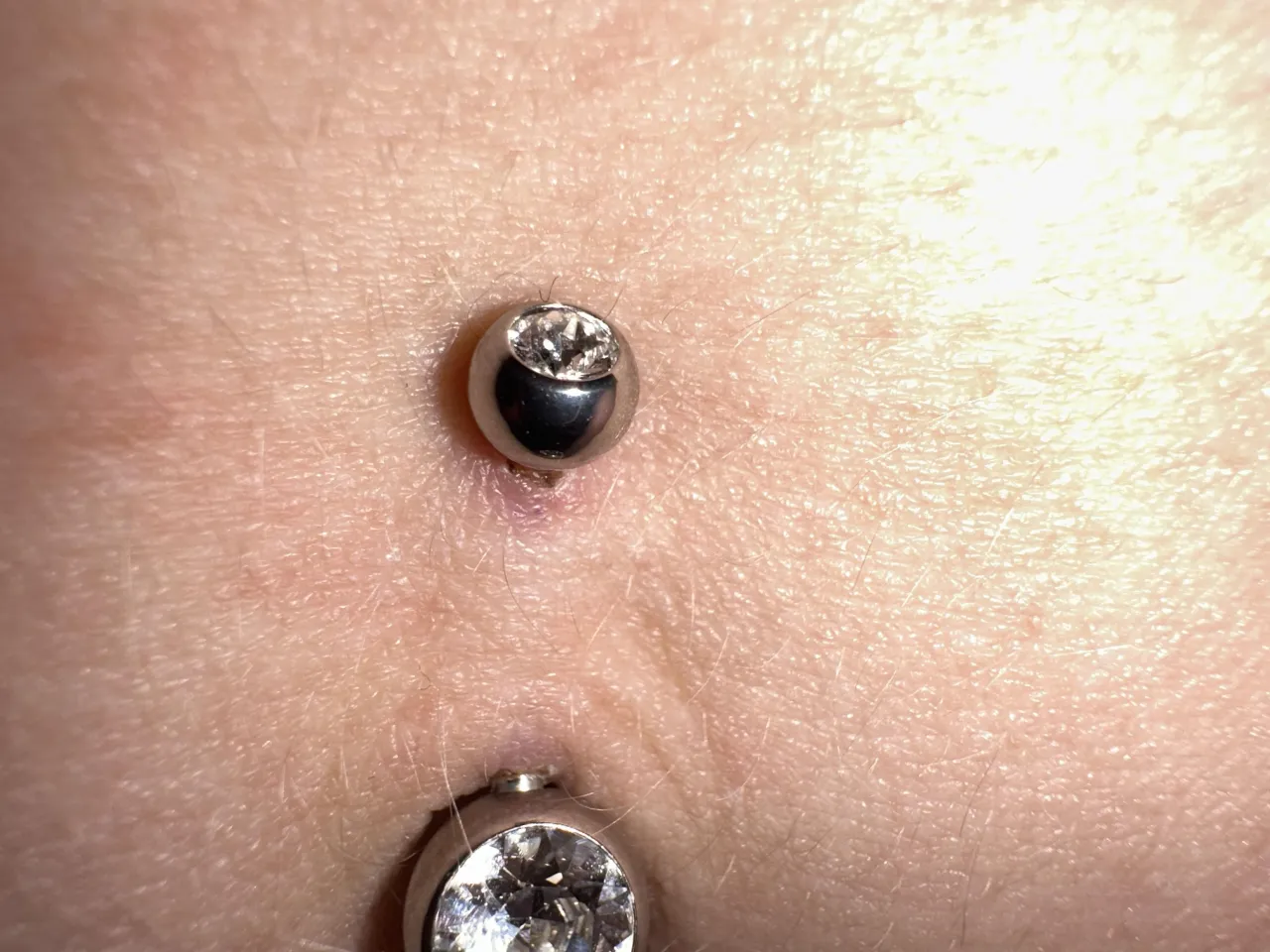 najczęstsze błędy w pielęgnacji piercingu pępka