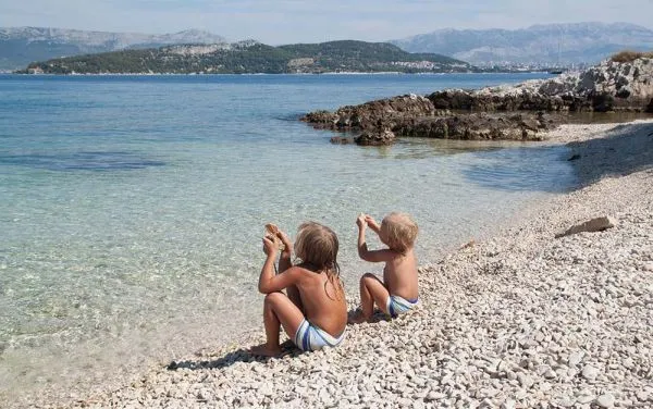 Dziecko na plaży Chorwacja