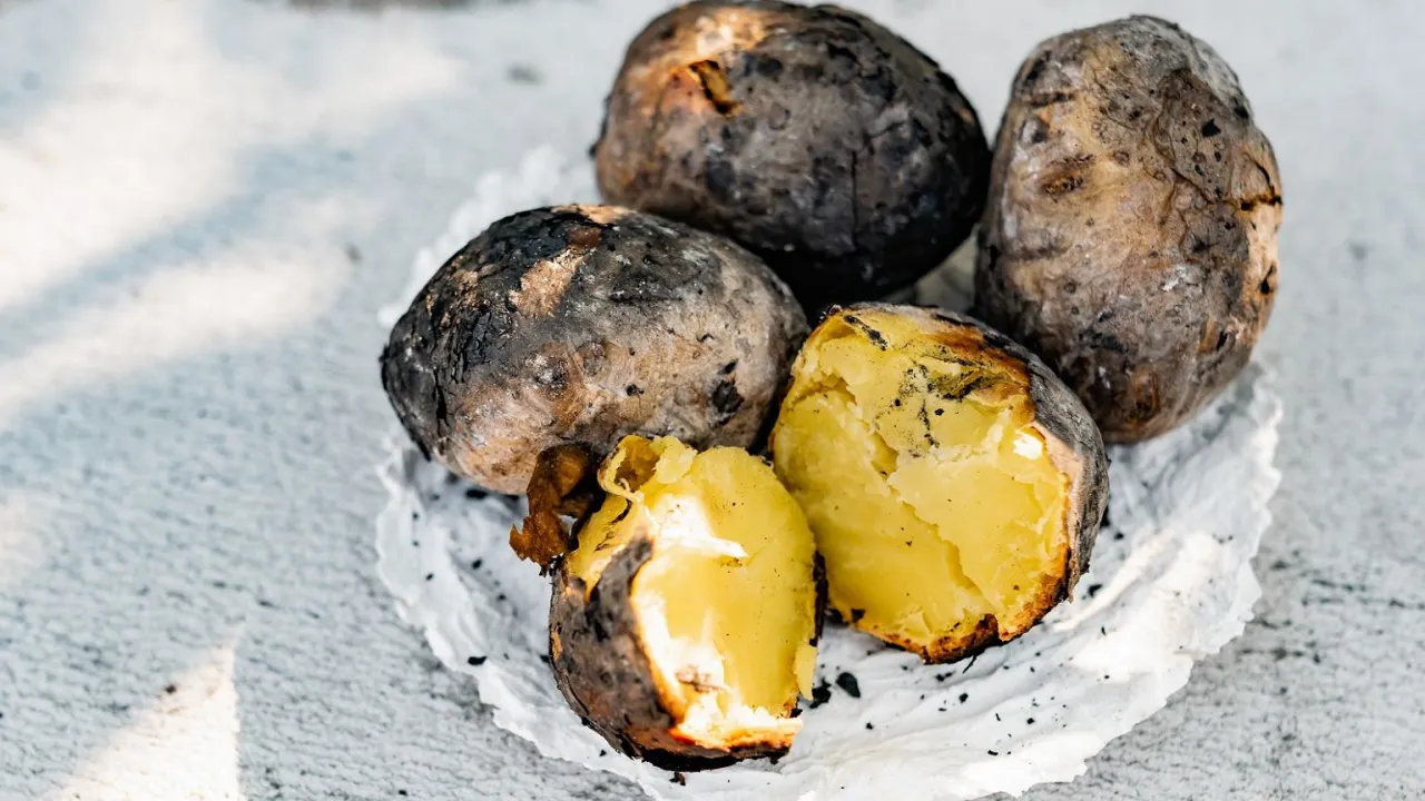 przygotowanie ziemniak&oacute;w do ogniska