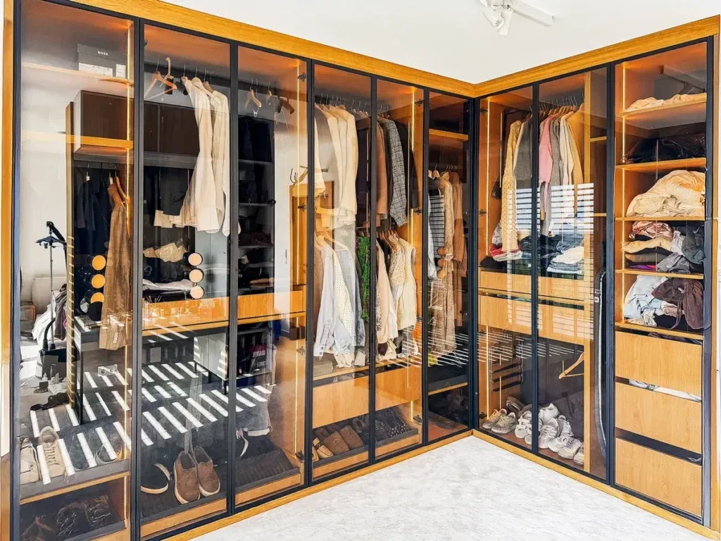 przykładowe szafy przesuwne z różnymi cenami montażu