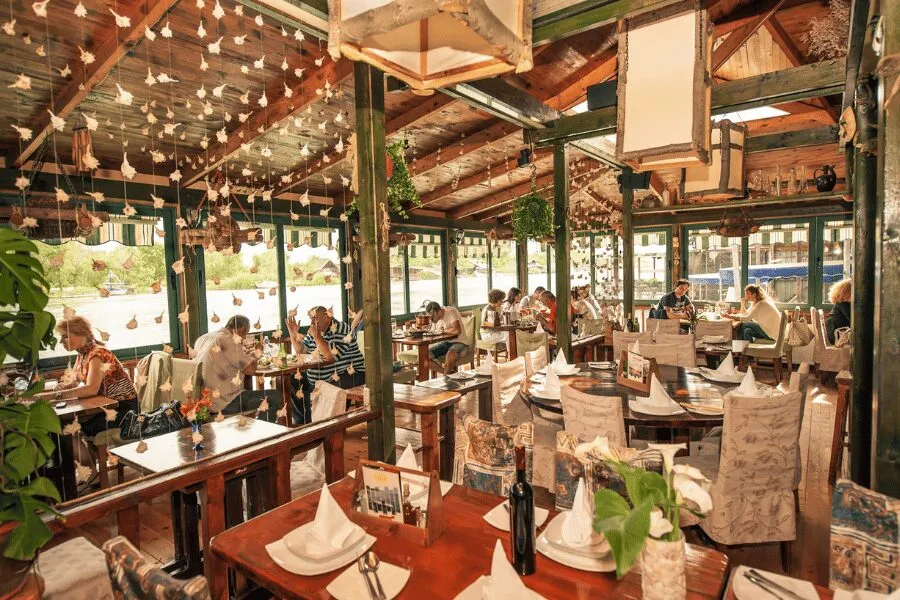 restauracje na palach rzeka Bojana Ulcinj