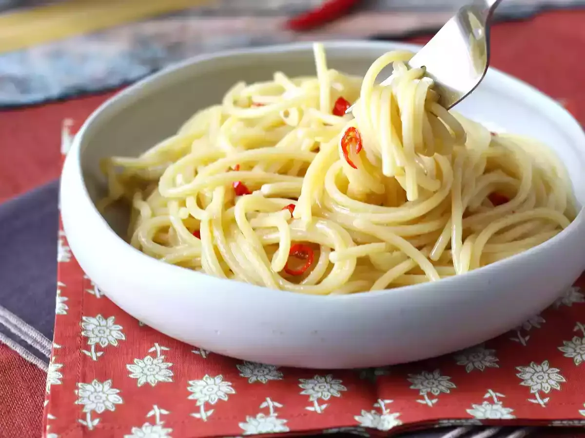 Pyszne Spaghetti Aglio e Olio przepis. Aromatyczny makaron z czosnkiem, oliwą i papryczką chili, gotowy do podania.