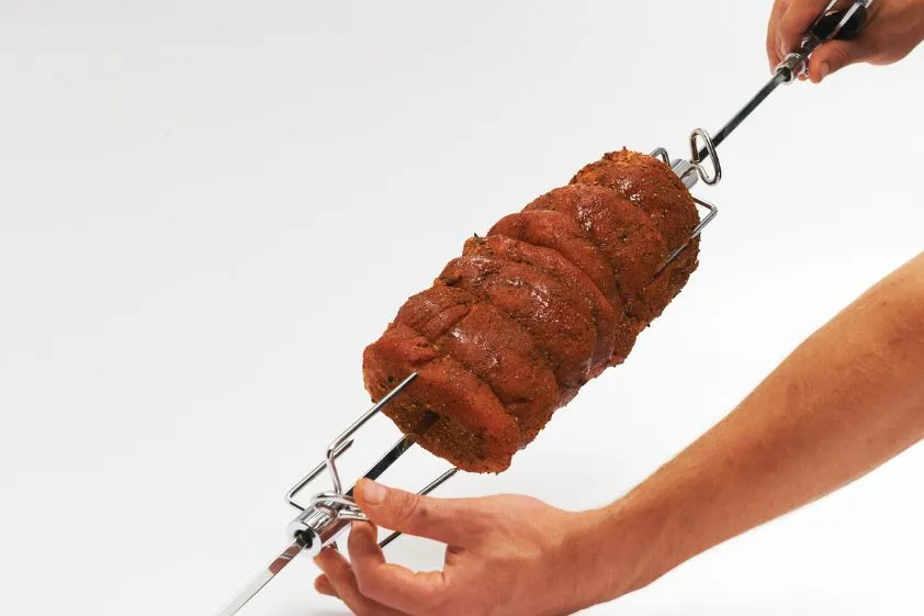 r&oacute;żne rodzaje mięsa do kebaba na rożnie