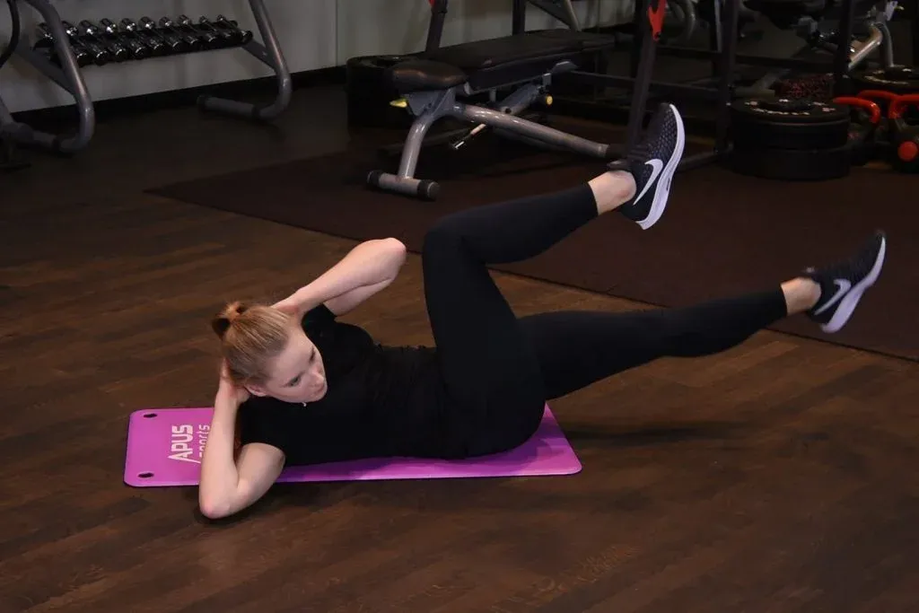 przykłady ćwiczeń na brzuch dla początkujących: deska, rowerek, nożyce