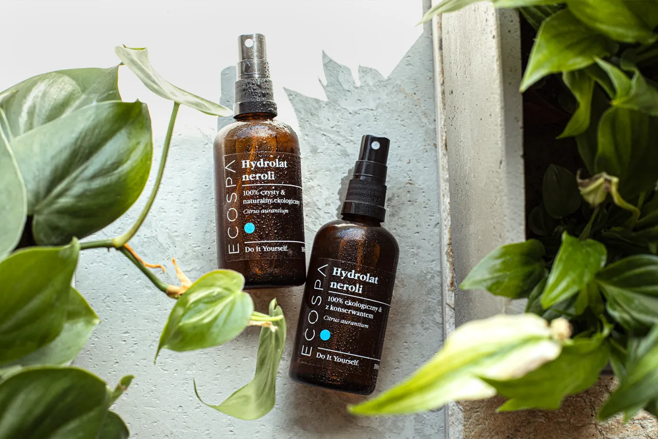 różne butelki hydrolatów na trądzik