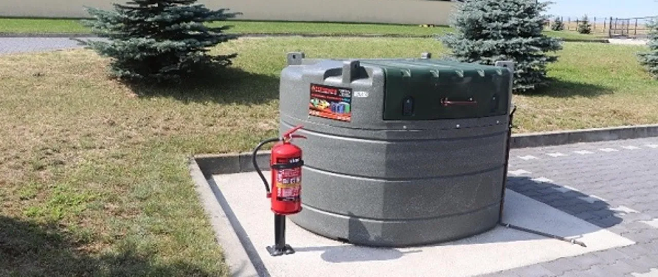 Zbiornik na olej napędowy i gaśnica obok. Czy diesel jest łatwopalny? Tak, dlatego ważne jest bezpieczeństwo.