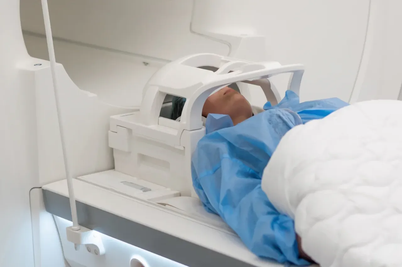 rezonans magnetyczny głowy badanie