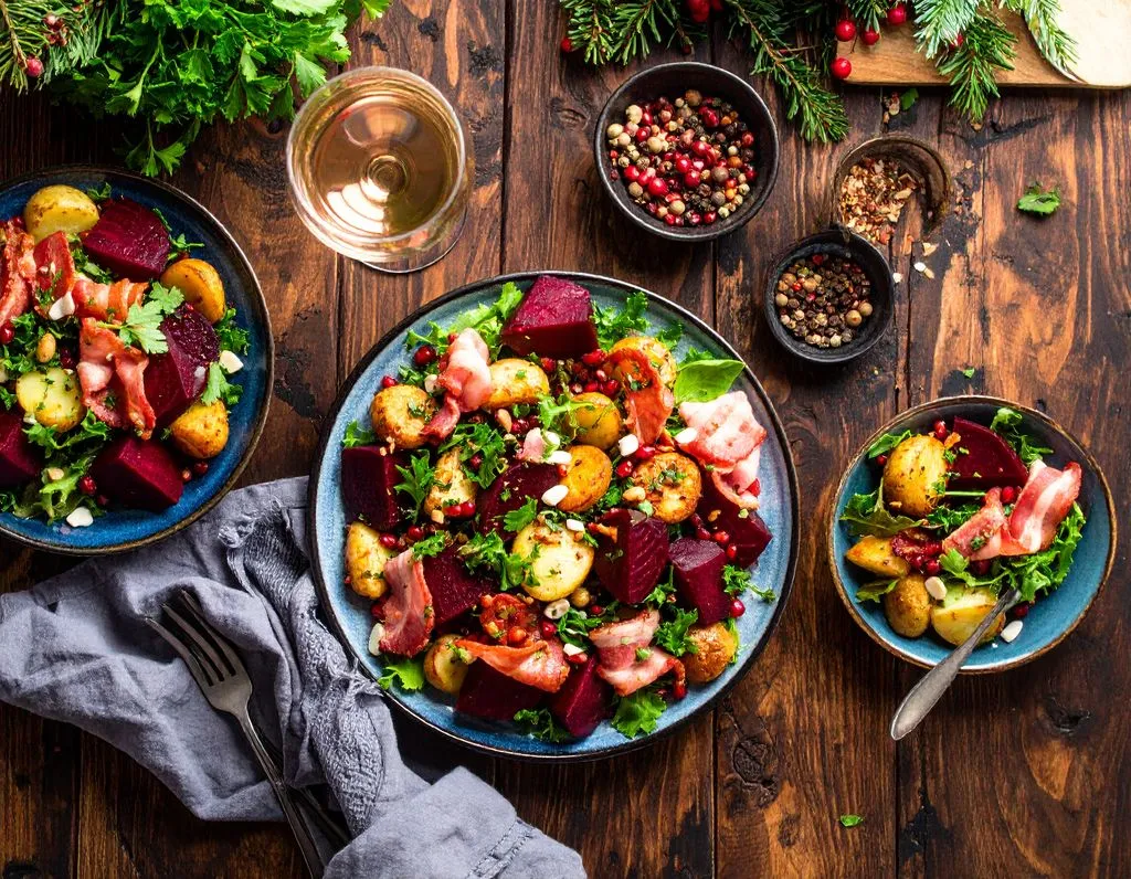 Verschiedene Rote Bete Salate in Sch&uuml;sseln nebeneinander