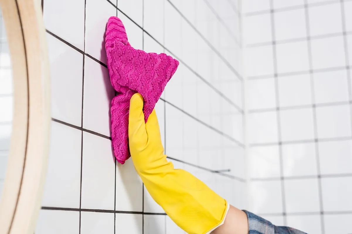 Odtłuszczanie płytek przed silikonowaniem