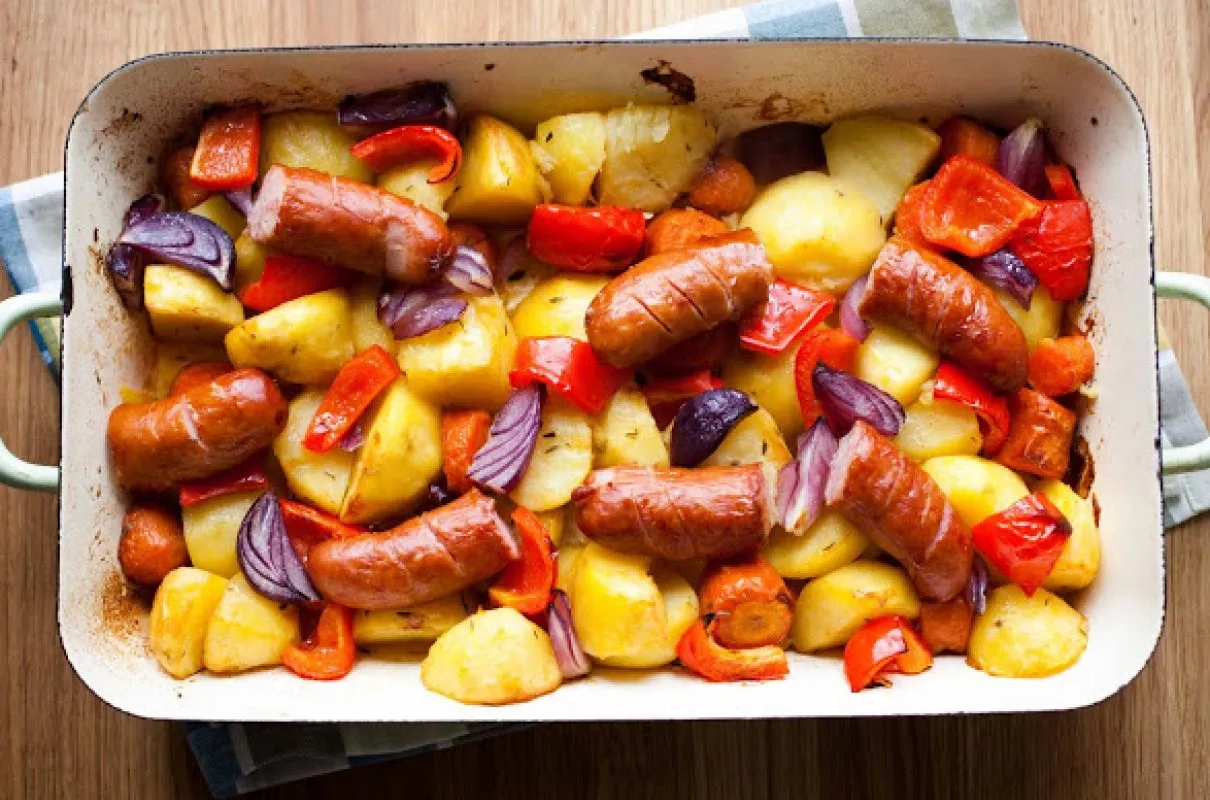 biała kiełbasa pieczona z warzywami