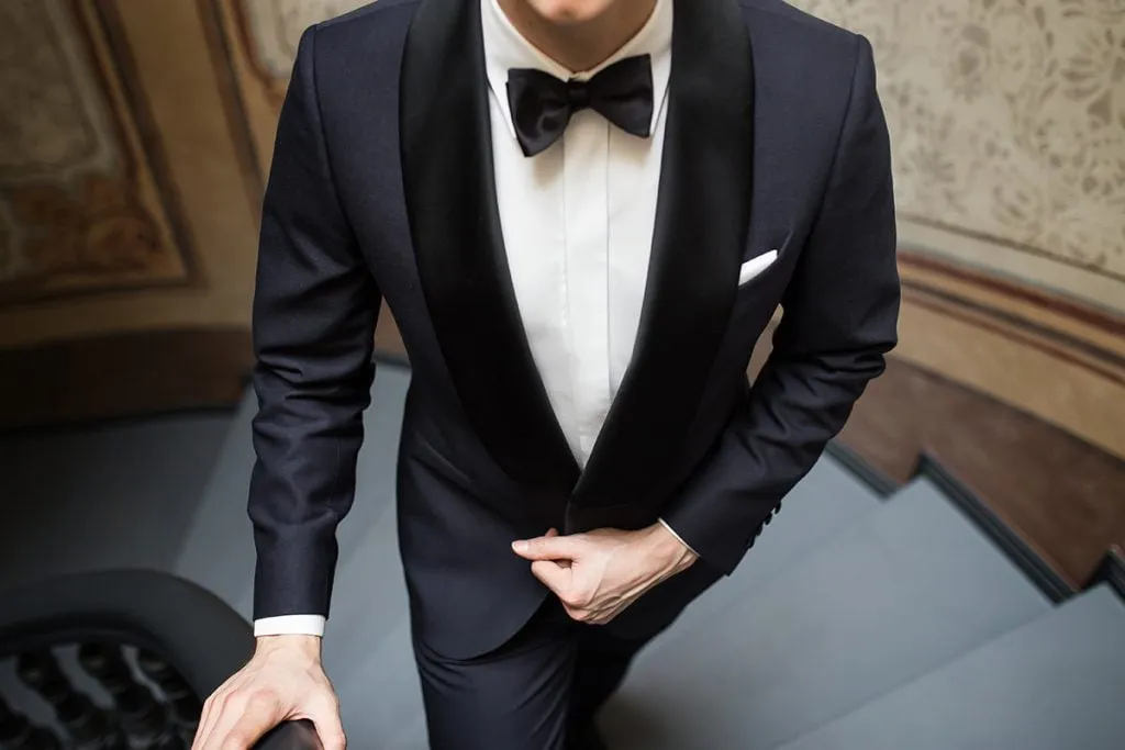 Mężczyzna w smokingu black tie