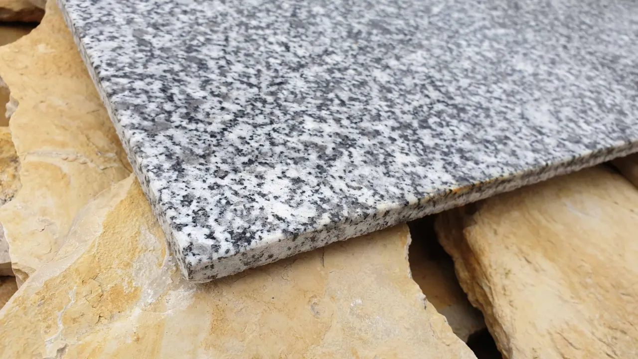 Różne rodzaje kamienia nagrobkowego