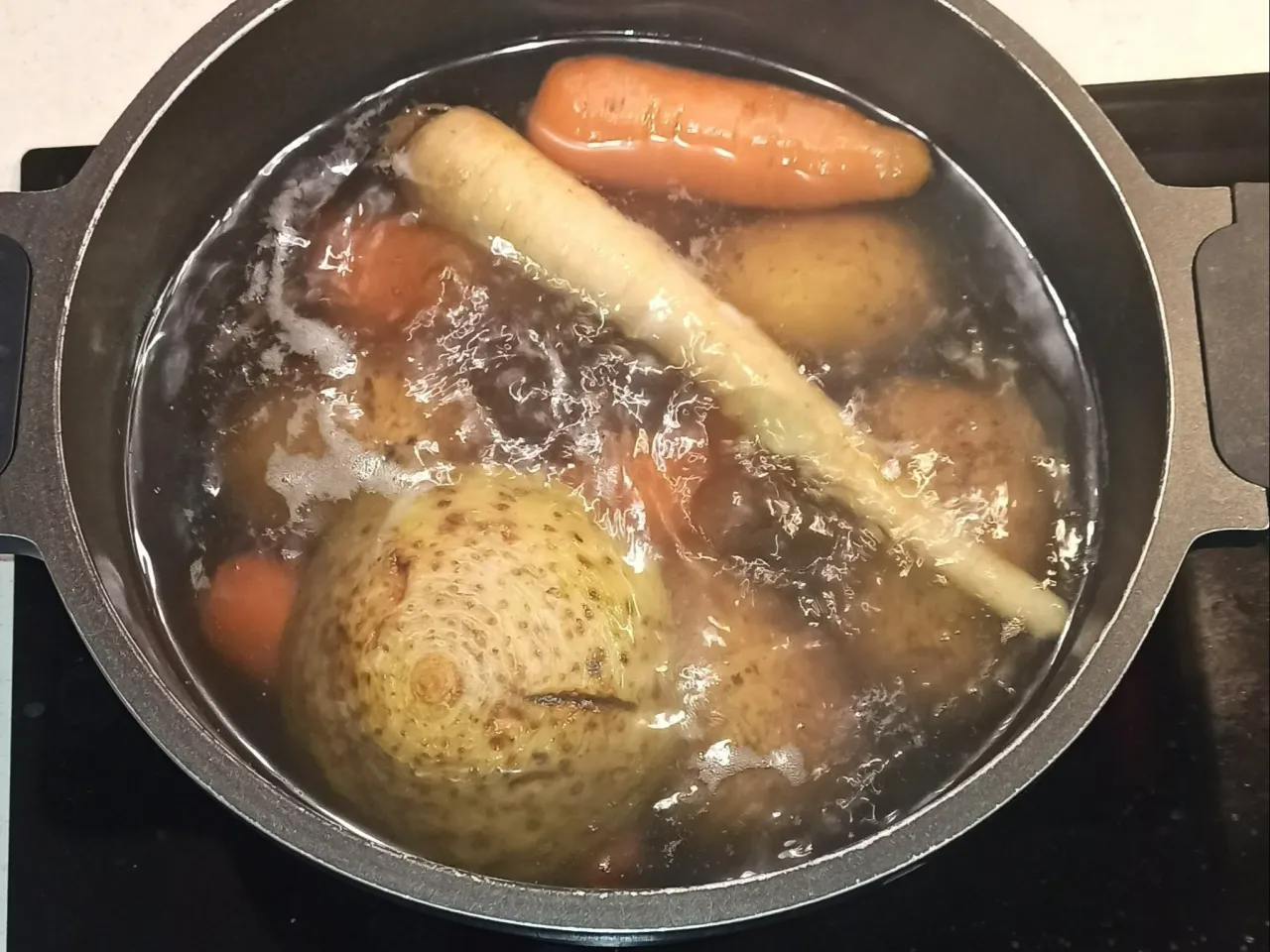 Rozgotowane warzywa do sałatki jarzynowej