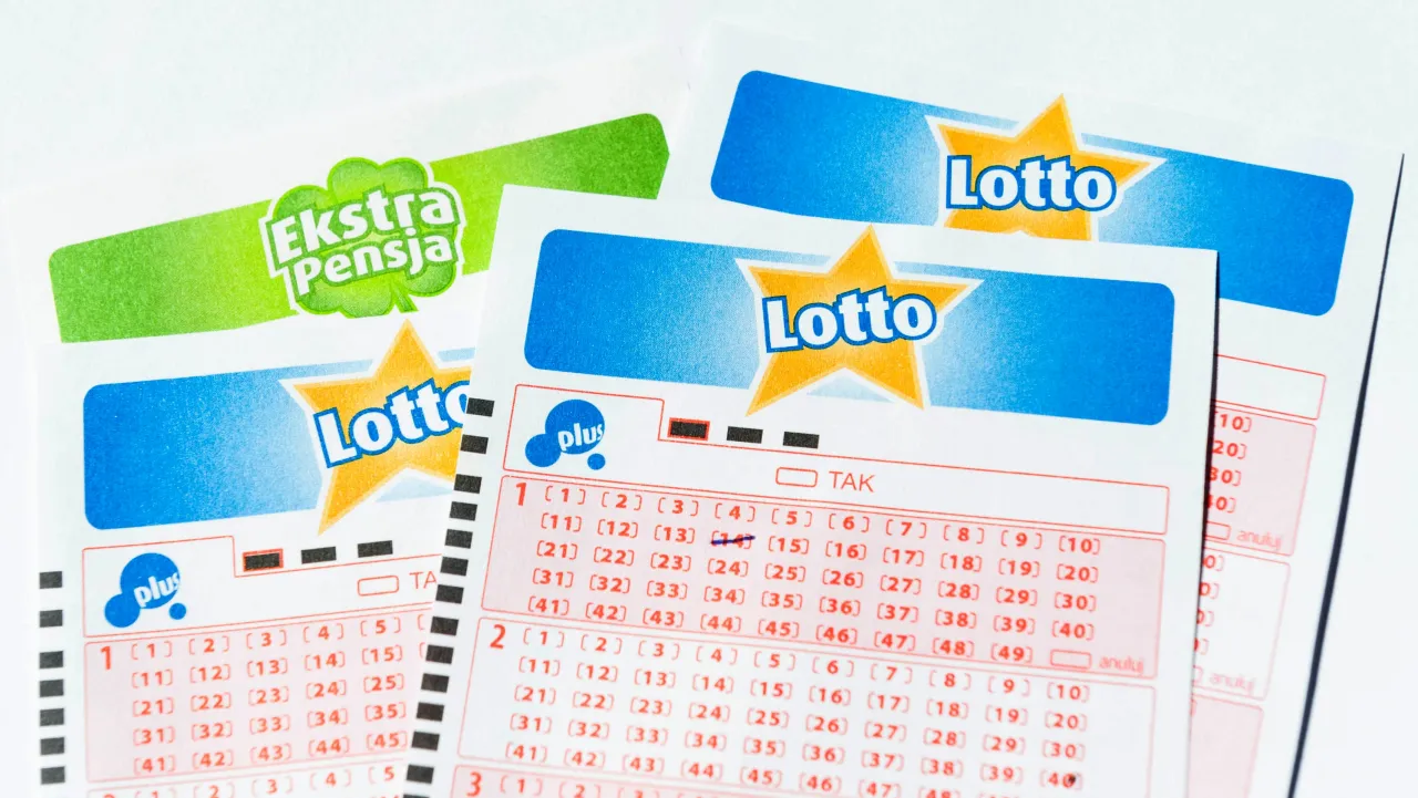Kupony Lotto i Lotto Plus, obok zielonej Ekstra Pensji. Czy to to samo? Nie, Plus to dodatkowa gra.