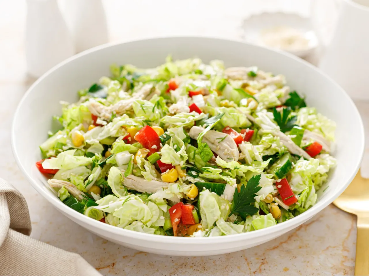 Sałatka pekińska z kurczakiem, kukurydzą i papryką. Idealna na lekki obiad, oto jak zrobić sałatkę pekińską.