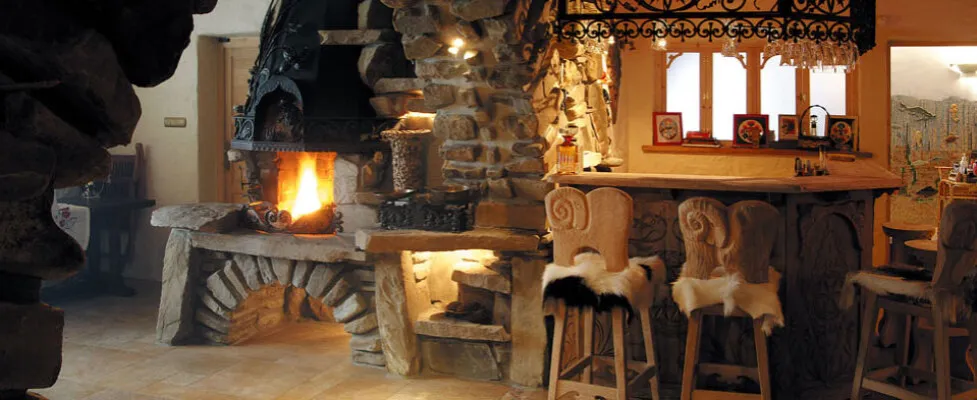 wnętrze karczmy g&oacute;ralskiej kominek