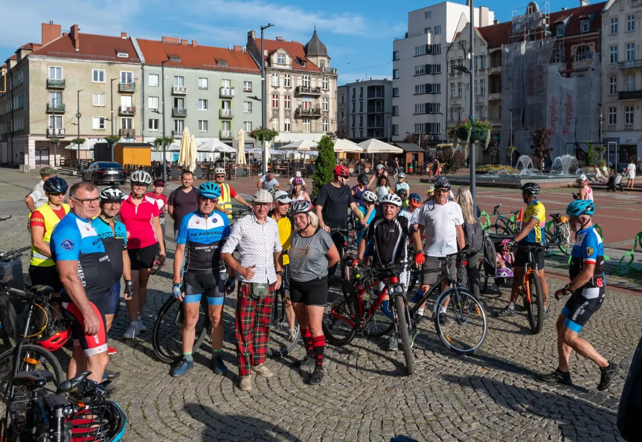 Rowerzysta w Bytomiu na tle industrialnym