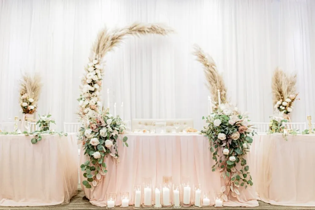 dekoracja pokoju na błogosławieństwo ślubne tło za parą młodą