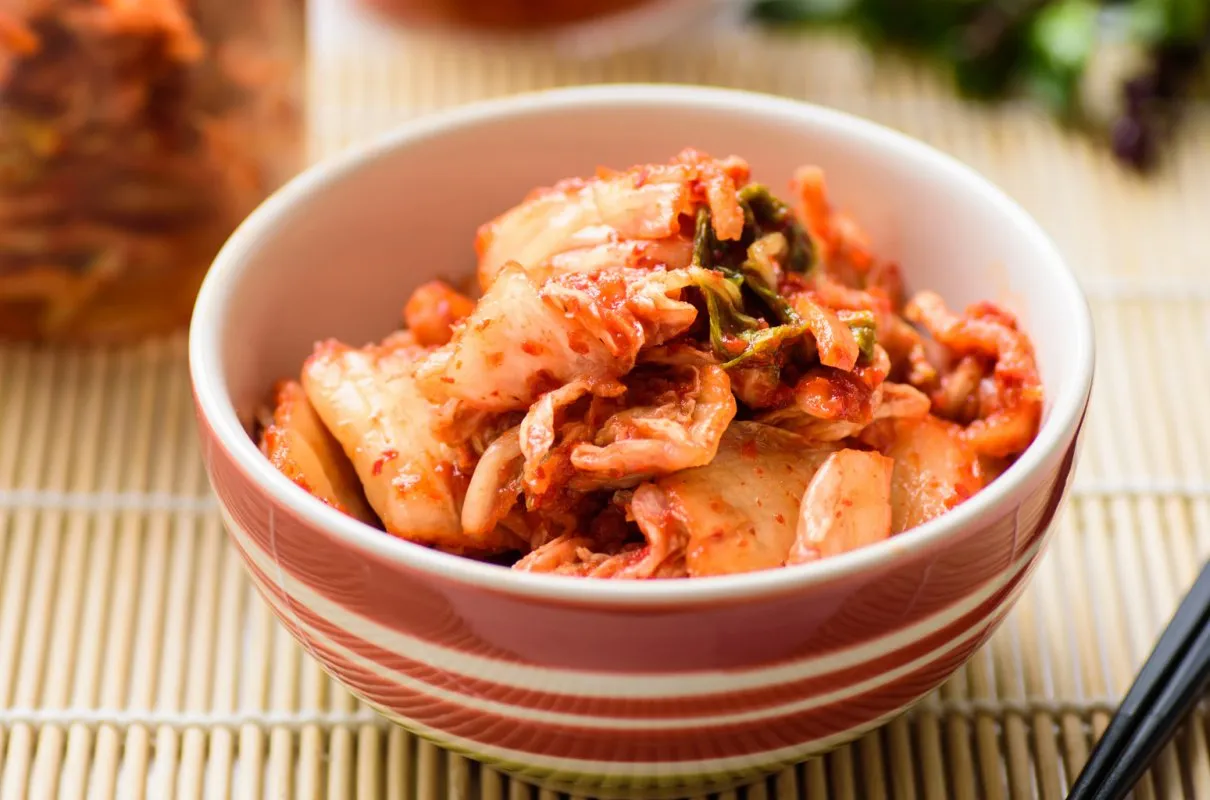 Kimchi w misce na drewnianym stole
