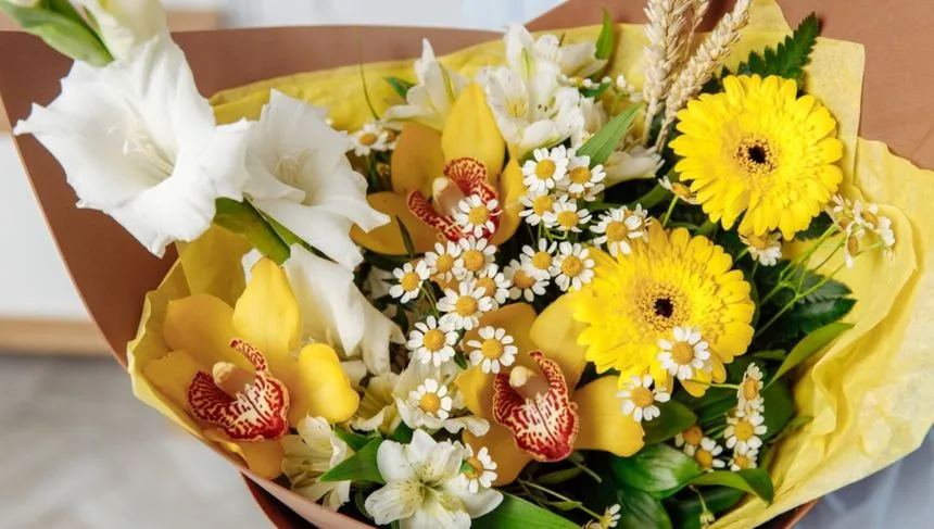 bukiet ż&oacute;łtych kwiat&oacute;w symbolika