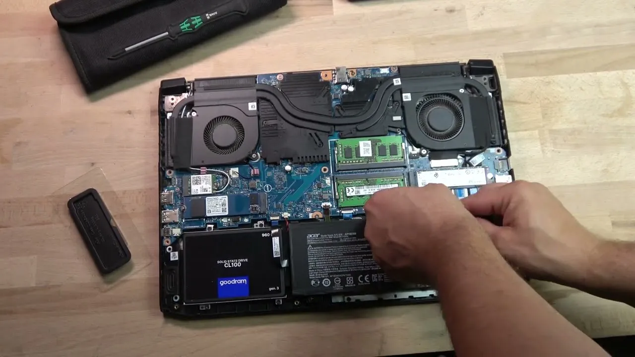 Otwarty laptop Acer dysk SSD wymiana