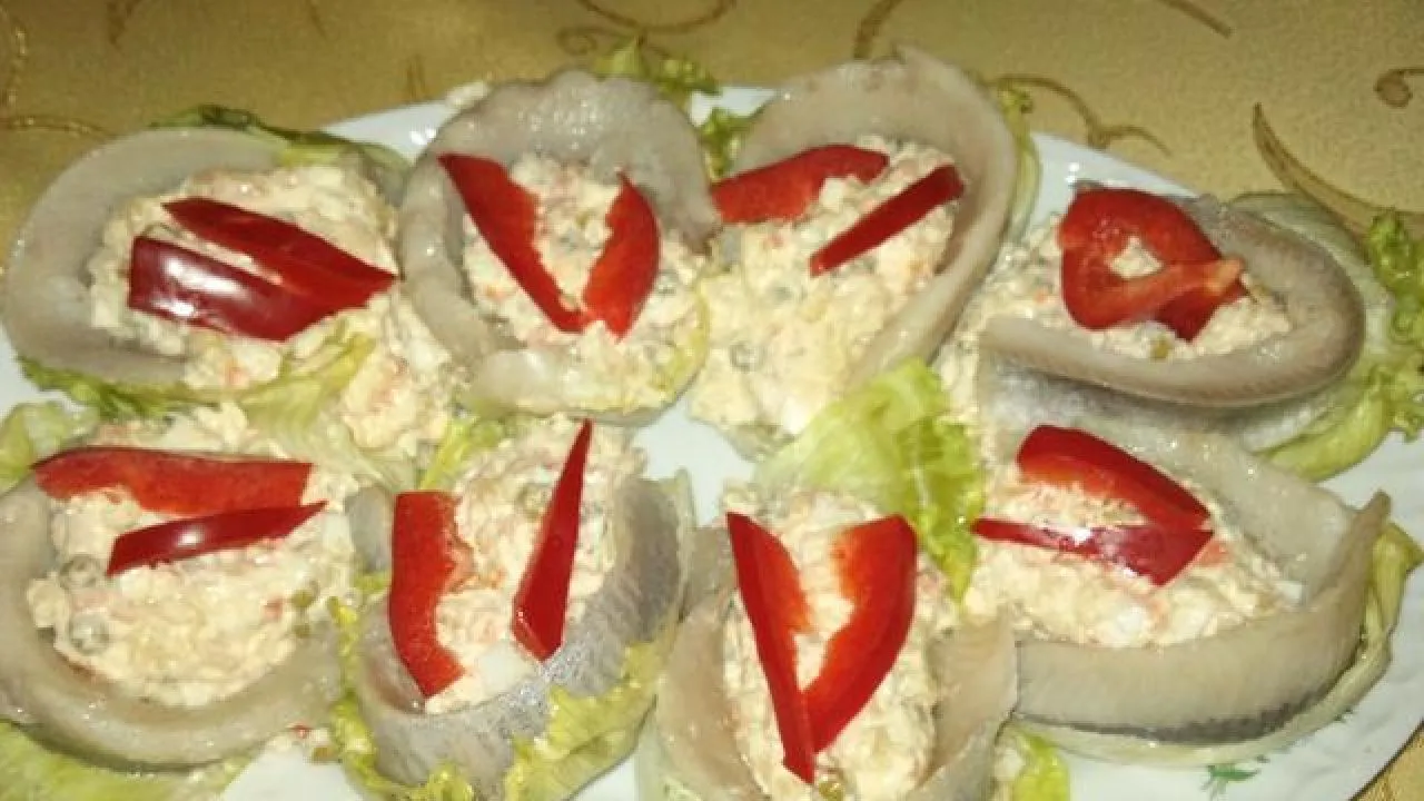 Sałatka jarzynowa, śledzie w oleju, galareta, blok czekoladowy